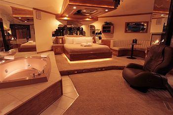 Sybaris Pool Suites Mequon Brown Deer Exterior photo